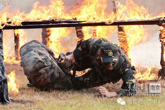 南京军区特战兵负重70多斤训练