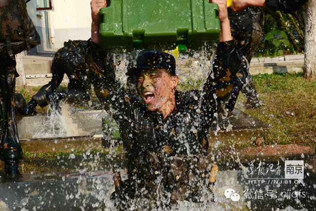 南京军区特战兵负重70多斤训练