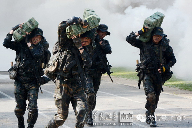 南京军区特战兵负重70多斤训练