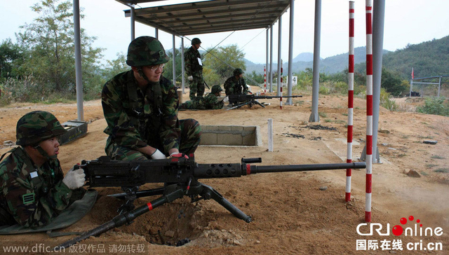 韩国士兵正使用K-6机关枪训练