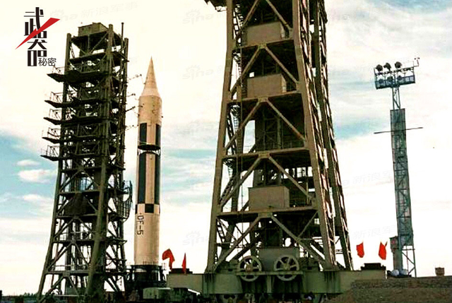 五星红旗迎风飘扬：纪念中国核武器试验50周年