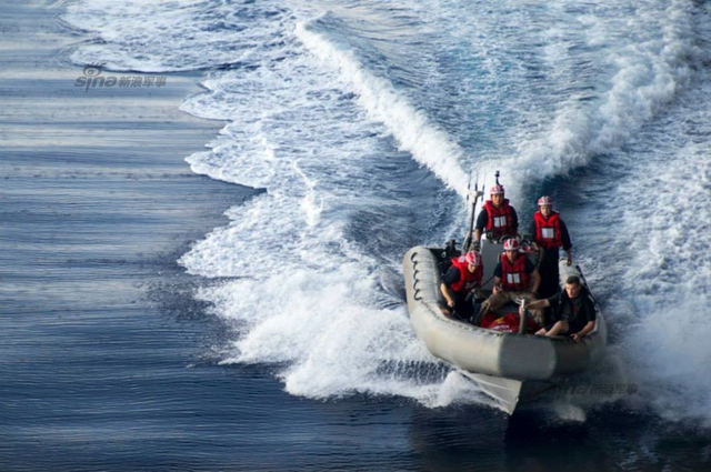 美国航母突现中国南海附近