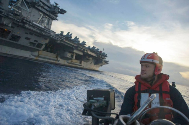 美国航母突现中国南海附近