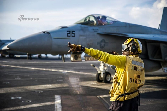 美国航母突现中国南海附近