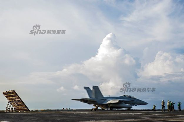 美国航母突现中国南海附近