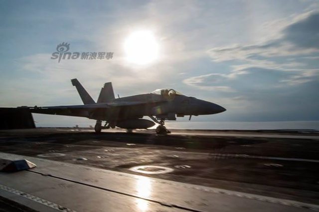 美国航母突现中国南海附近