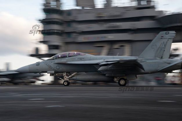 美国航母突现中国南海附近