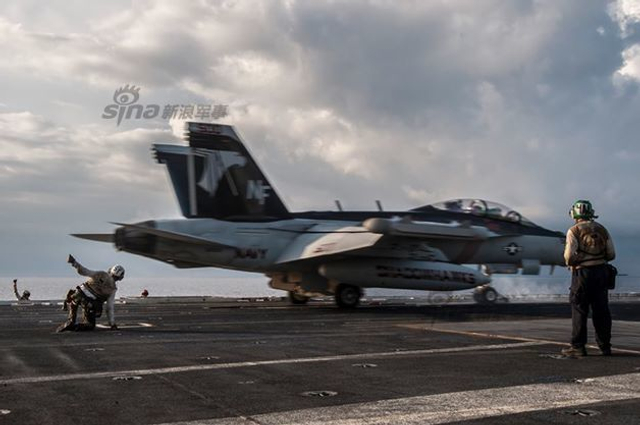 美国航母突现中国南海附近