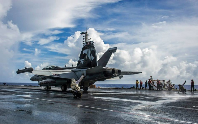 美国航母突现中国南海附近