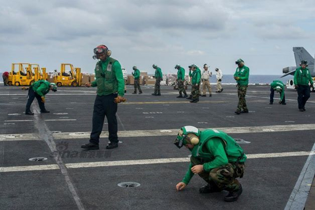 美国航母突现中国南海附近