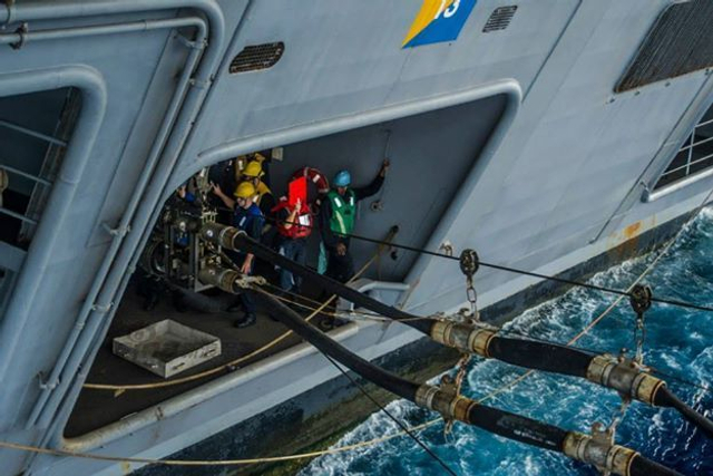 美国航母突现中国南海附近