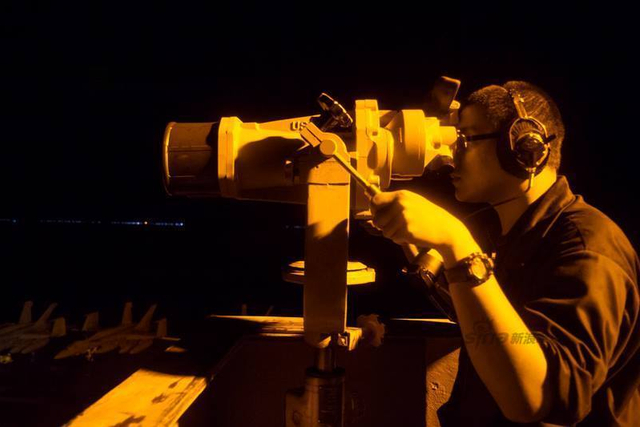 美国航母突现中国南海附近