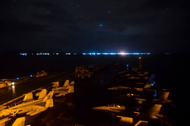 美国航母突现中国南海附近