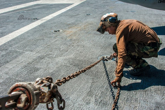 美国航母突现中国南海附近