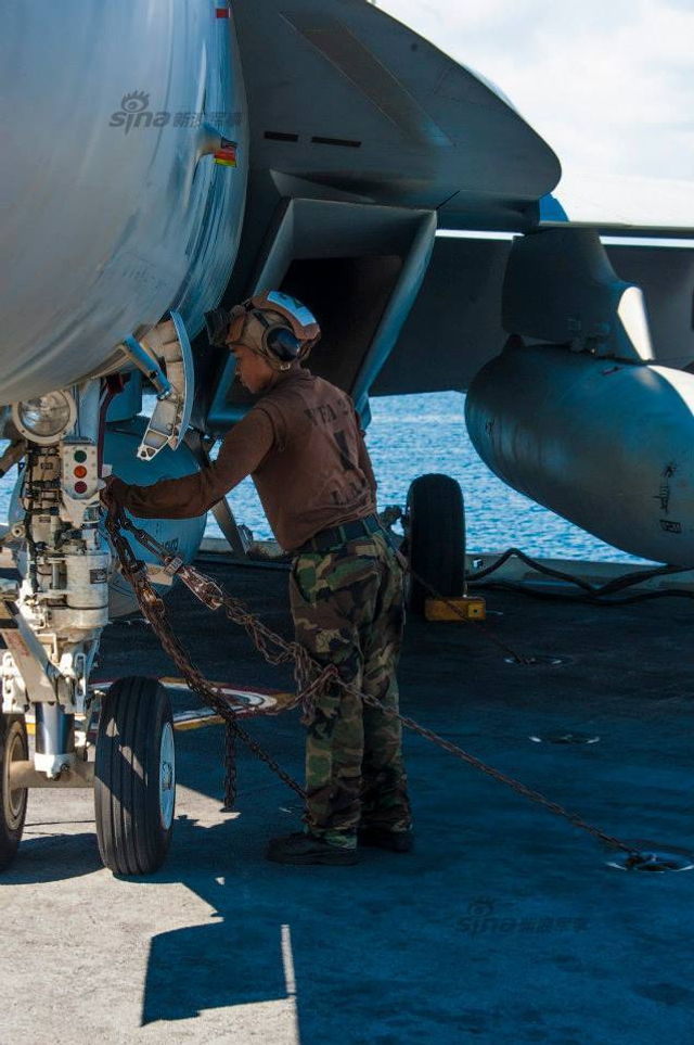 美国航母突现中国南海附近