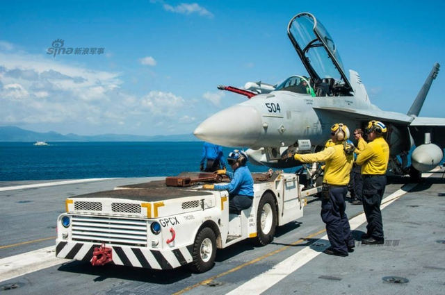 美国航母突现中国南海附近