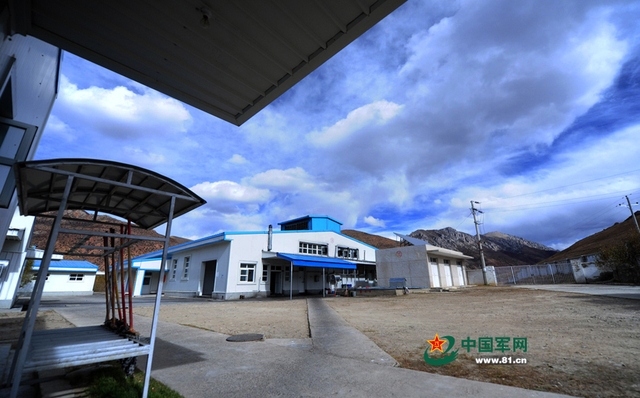 邦达兵站营区一角（记者李爱明摄）