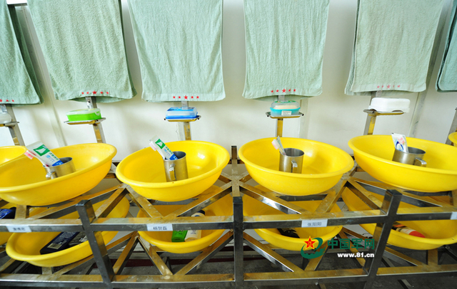 官兵洗漱用具（记者李爱明 摄）