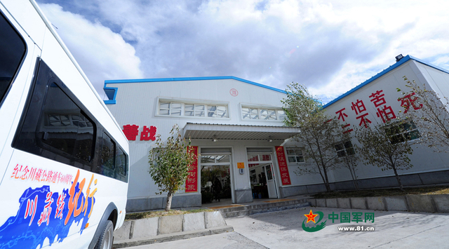 川藏线纪行记者团走进邦达兵站（李爱明 摄）