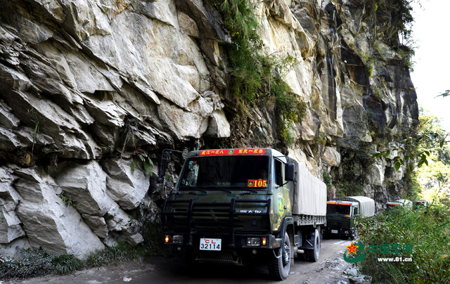我汽车部队穿川藏线天险