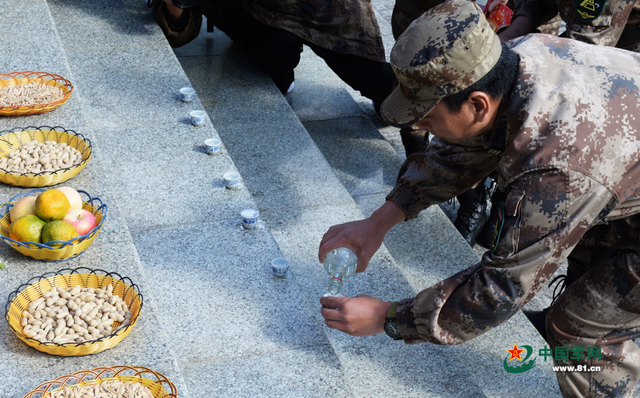 在“川藏线上十英雄”纪念碑前举行纪念活动