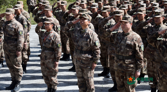 在“川藏线上十英雄”纪念碑前举行纪念活动