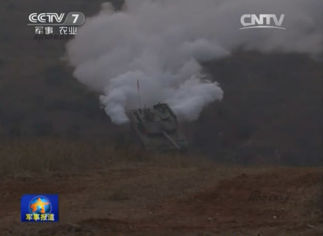 99A重型坦克释放烟雾