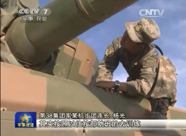 士兵查看坦克炮管