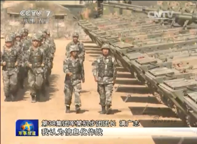 坦克装甲兵带队前进