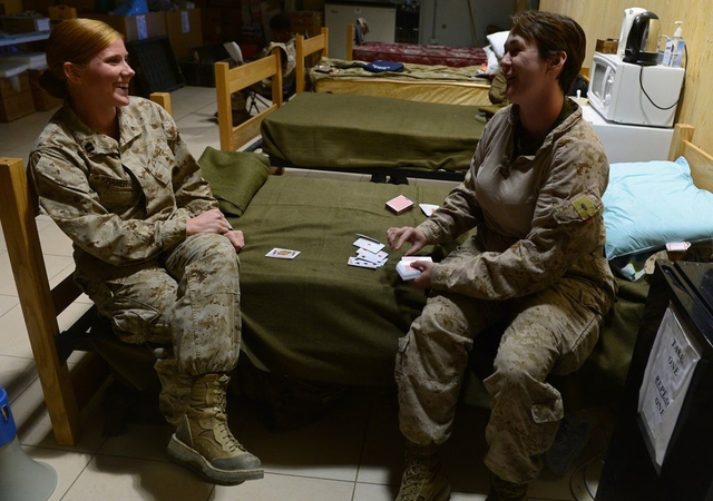 还未撤离的美军女兵