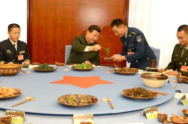 习近平为军队英模夹菜