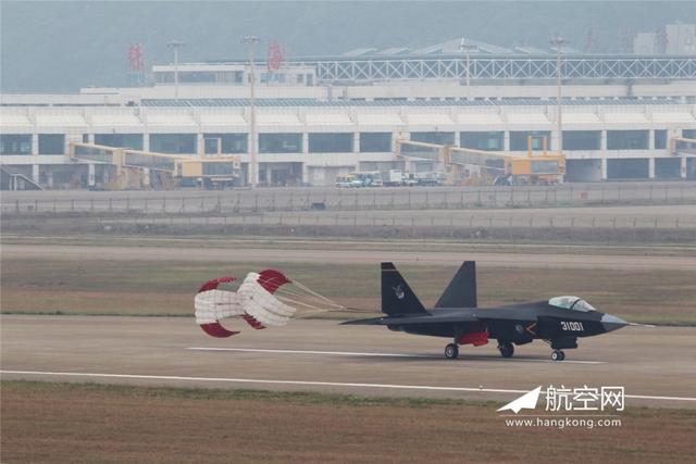 歼-31升空预演飞行秀