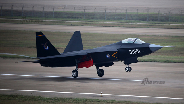 歼31战机再次升空训练