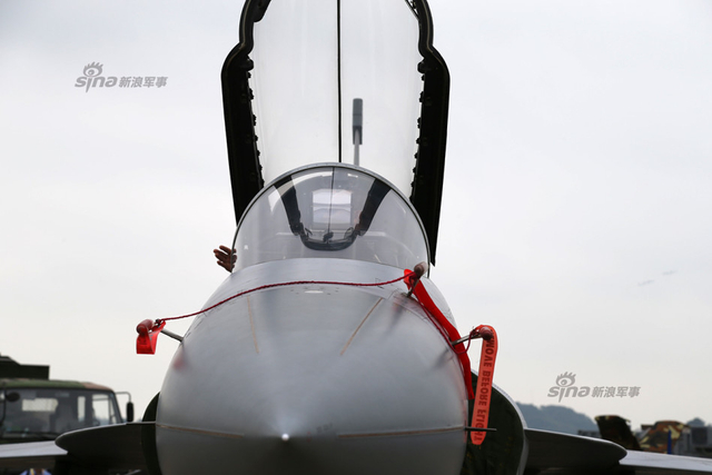 枭龙战机组装完工推到展区