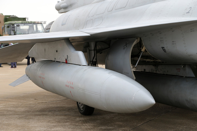 枭龙战机组装完工推到展区