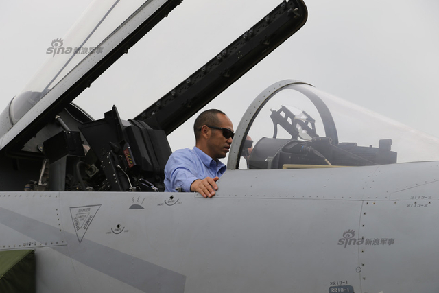 枭龙战机组装完工推到展区