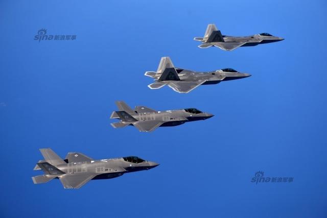 美军两型5代战机练空战