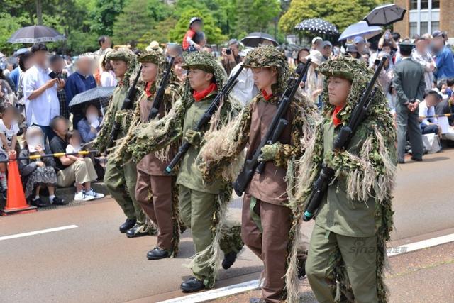日狙击手满脸不高兴表情