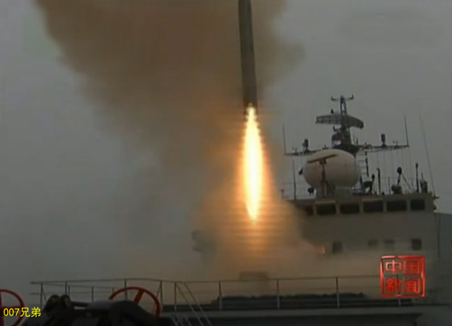 首见国产鹰击-18垂直发射新型反舰导弹