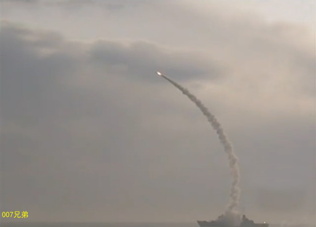首见国产鹰击-18垂直发射新型反舰导弹
