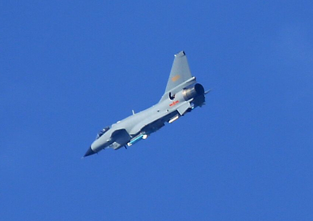 我空军歼10歼11战机空中狗斗罕见画面