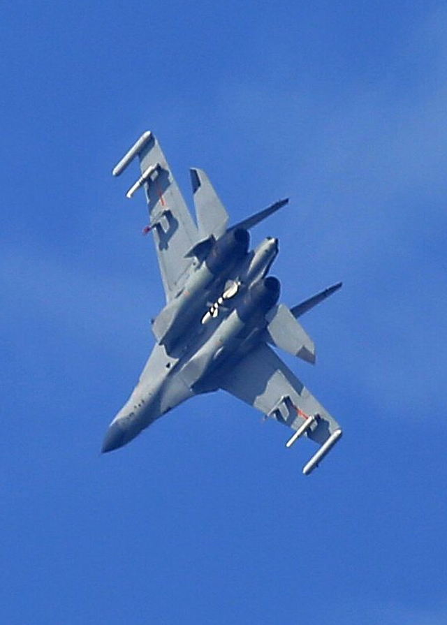 我空军歼10歼11战机空中狗斗罕见画面