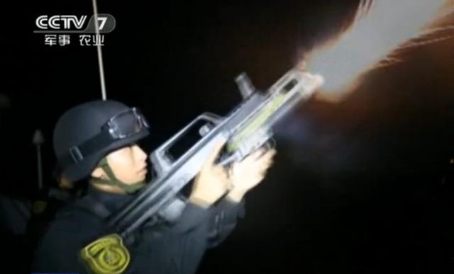 我军开枪驱离疑似海盗艇