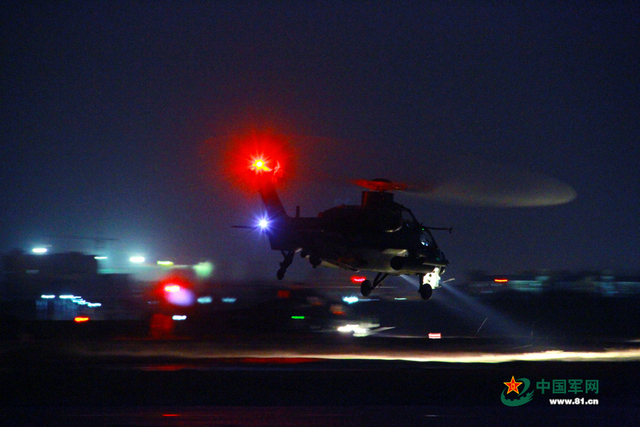 我军武直10夜间玩高难训练 目标是全天候作战
