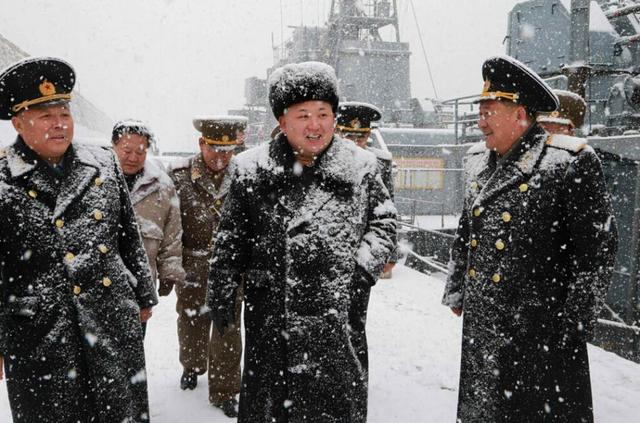 金正恩冒雪视察潜艇部队