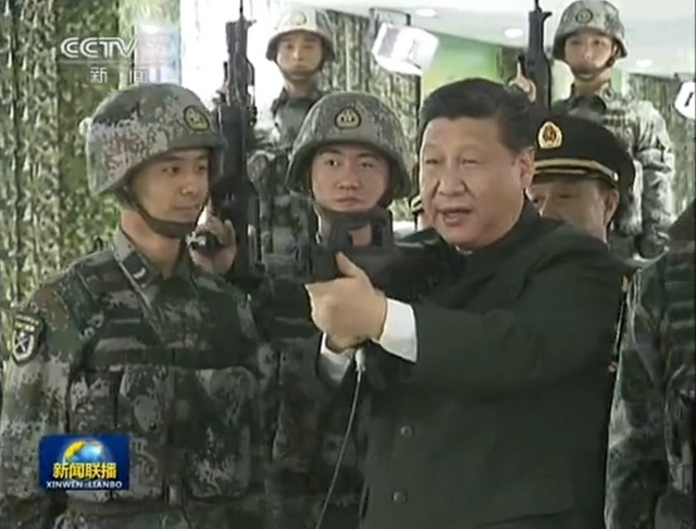 习近平视察驻澳部队体验射击