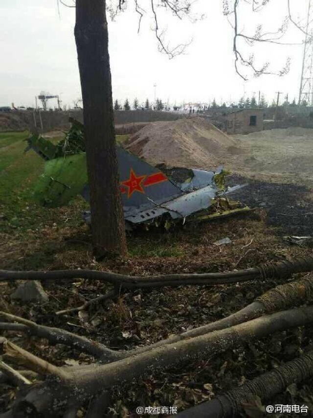 疑似解放军1架飞豹战机在陕西渭南坠毁