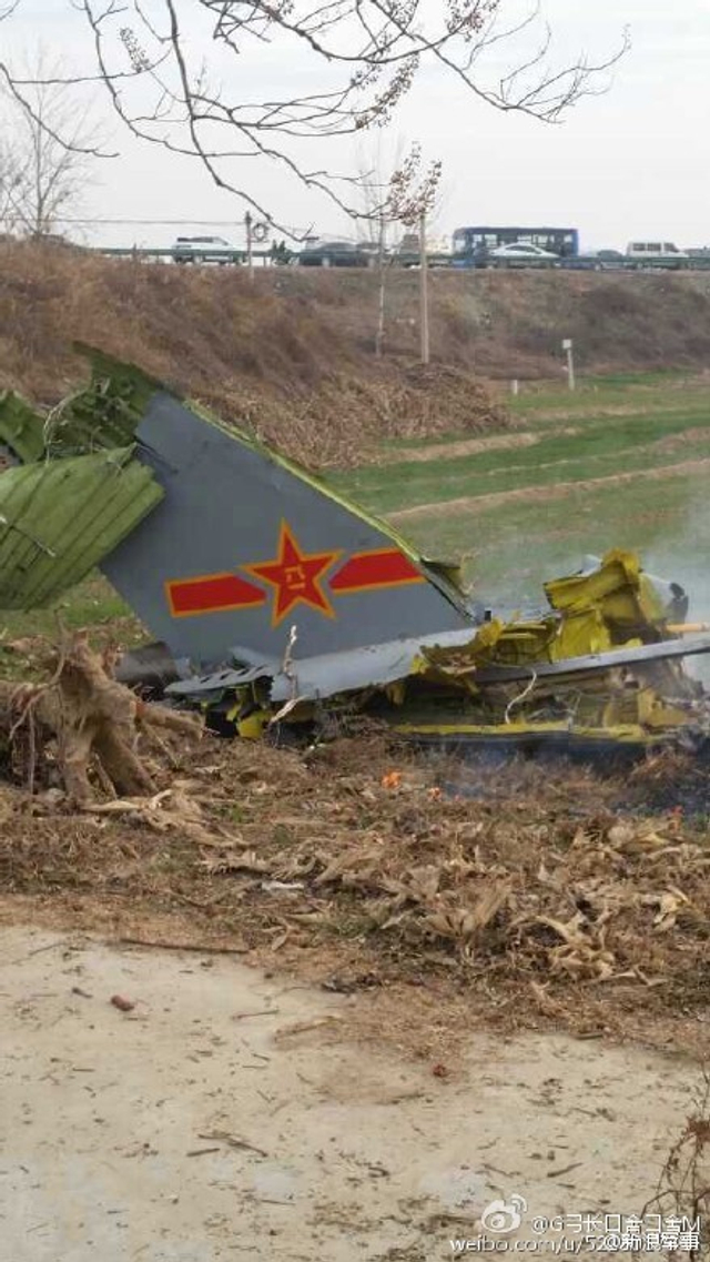 疑似解放军1架飞豹战机在陕西渭南坠毁