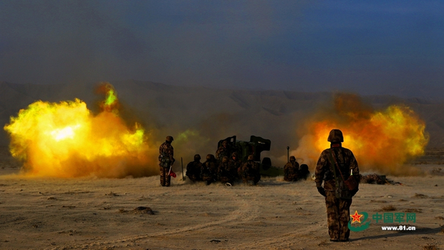 新疆军区3型主战火炮轮番射击 一打一个准2