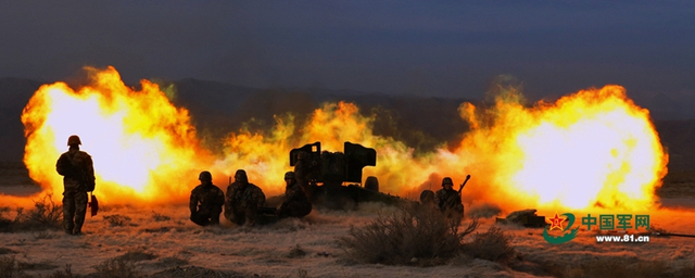 新疆军区3型主战火炮轮番射击 一打一个准3